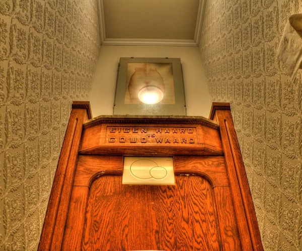 Een vertimmerde antieke kast passend gemaakt als ombouw van een zwevend toilet. Tevens is hier het plafond vernieuwd en voorzien van lijstwerk